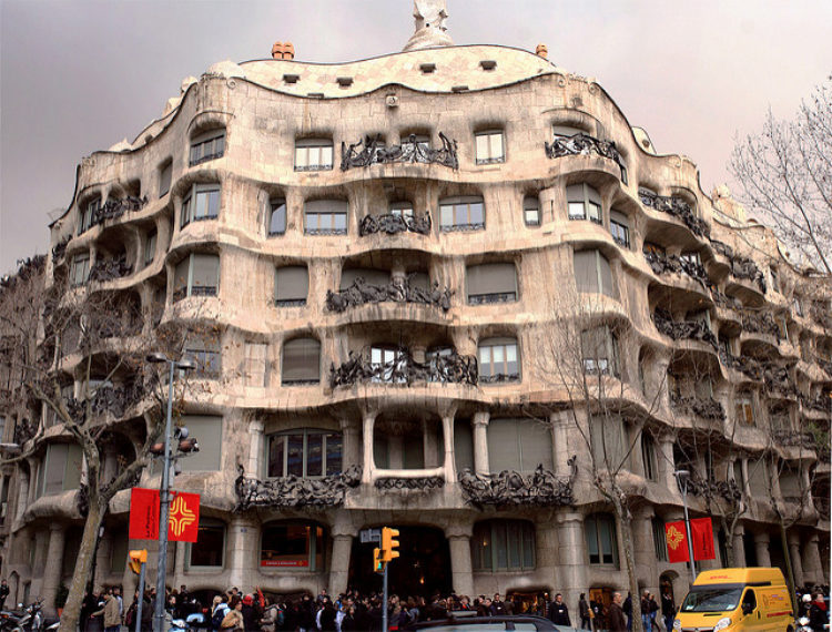 Casa Milà: Keajaiban Arsitektur Organik Karya Antoni Gaudí