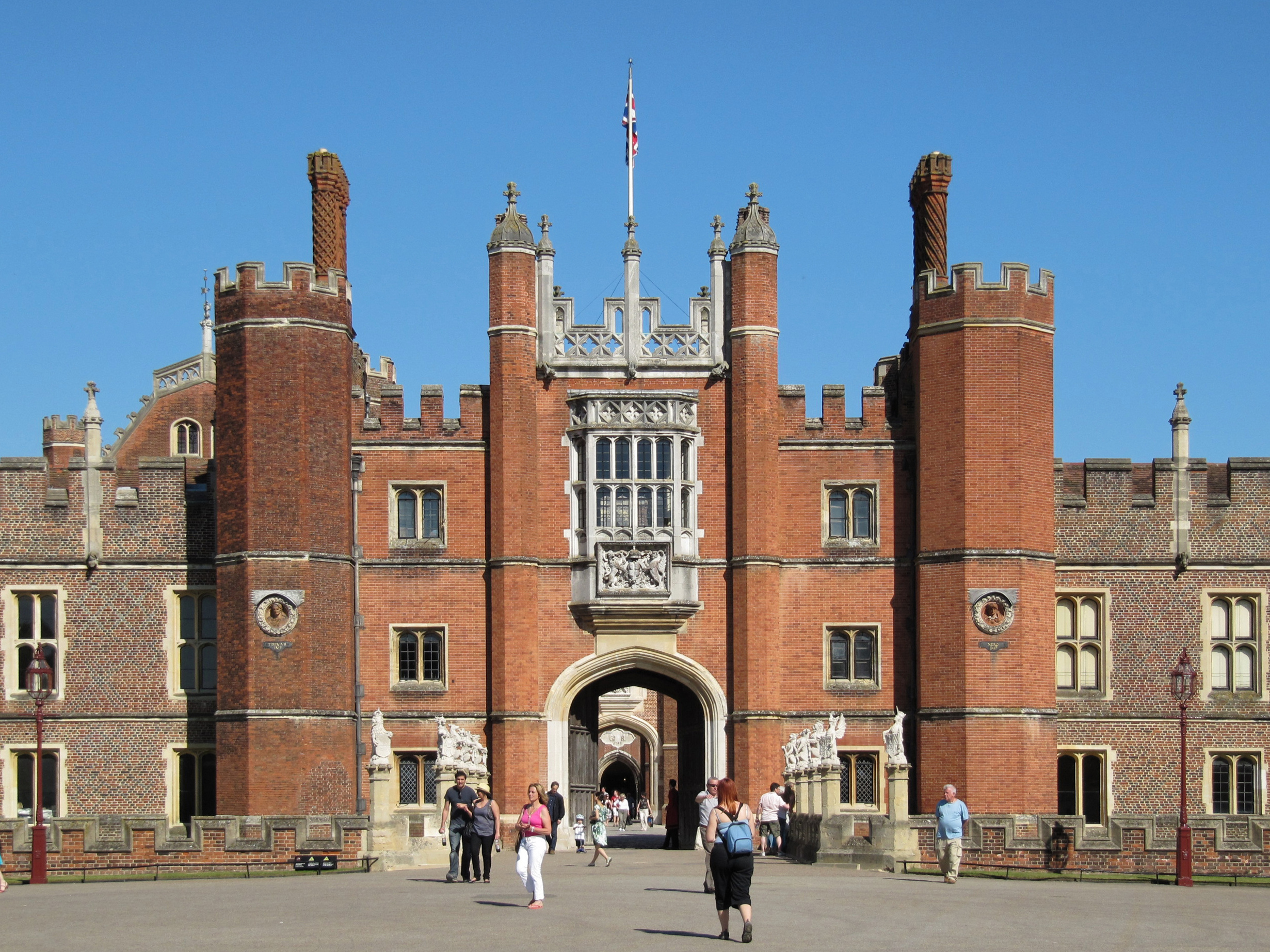 Hampton Court Palace: Menyegarkan Sejarah dengan Sentuhan Modern
