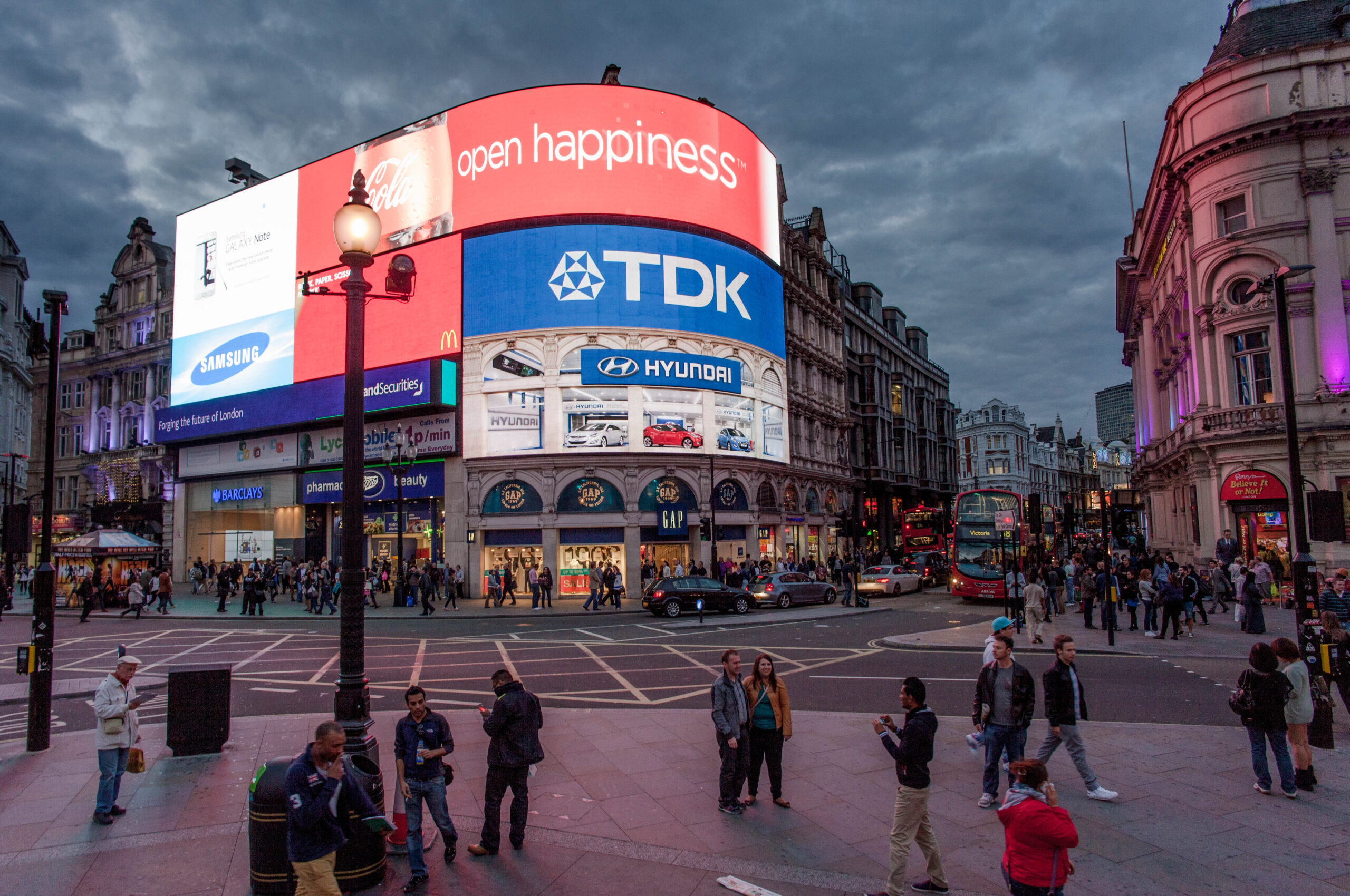 Piccadilly Circus: Pusat Keramaian dan Ikon Kota London