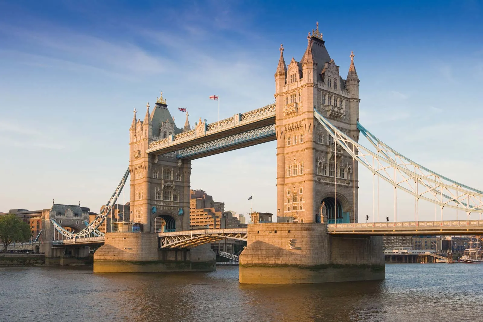 Tower Bridge: Ikon Arsitektur London yang Menakjubkan