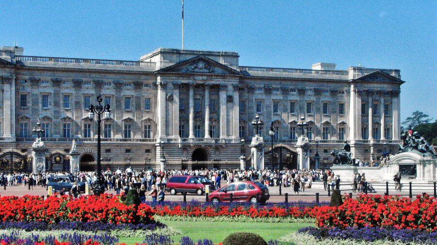 Buckingham Palace: Pusat Monarki Inggris dan Warisan Sejarah yang Megah